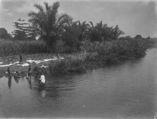 Am Fluss : Wäsche am Ufer des Flusses