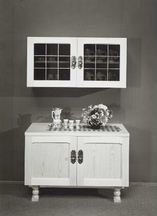 Anrichte und Wandschrank : Leipziger Herbstmesse, 1976. Speisezimmer im bäuerlichen Stil (1976; Winkler, VEB Möbelkombinat Hellerau). Anrichte und Wandschrank