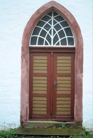 spitzbogiger Eingang zur Dorfkirche