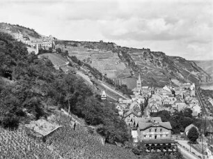 Blick von Süden auf das von Weinbergen umgebene Bacharach mit Hotel Herbrecht, Burg Stahleck, Wernerkapelle und St. Peter