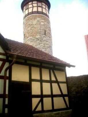 Nordwestlicher Eckturm (Hutsturm-runder Wehrturm mit Schießscharten) aus dem Kirchhof über Gaden (in Fachwerkausführung)