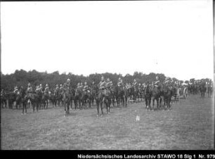 Besichtigung des Feld-Artillerie-Regiments Nr. 46 Enthält: Platte 36, berittene Soldaten und Soldaten auf mit Pferden bespannten Geschützlafetten