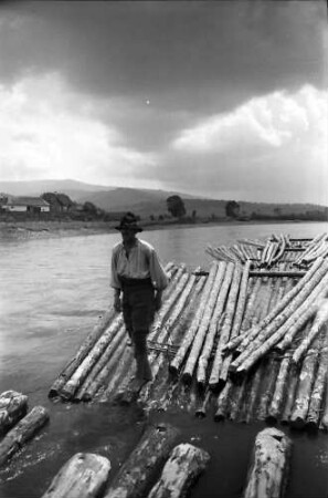 Vatra Dornei: Flößerarbeit am Fluss