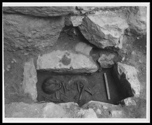 Grab unter der Westschwelle des Stadttores