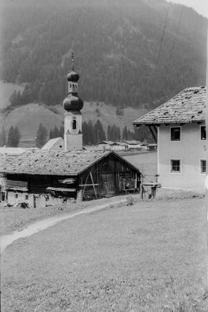 Siedlung : Siedlung im Tal. Über die Häuser der Bewohner erhebt sich der Kirchturm.