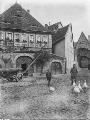 Frickenhausen, Straßenszene : Frickenhausen am Main. Wohnhaus, Patrizierplatz 3. Straßenansicht