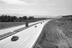 Freiburg-Nord: Wagenkolonne von der Brücke; Richtung Süden