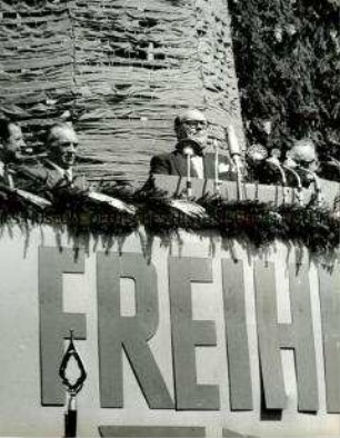 Kundgebung zum 1.Mai 1953 auf dem Platz der Republik vor dem Berliner Reichstag