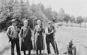 Heuernte bei Richard Schneider (2. von rechts) mit Hilma Schneider und Fritz Günther