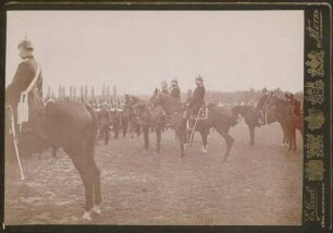 Berittene Uniformierte, Infanteristen observierend.
