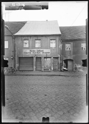 Lieberose, Markt. Wohnhaus mit Laden. Straßenfront