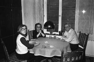 Kartenspiel beim Fotografen-Ehepaar Horst und Lilo Schlesiger