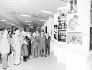 Erich Mückenberger und sowjetische Gäste besuchen eine Ausstellung der DSF