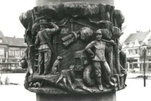 Brunnen mit umlaufendem Reliefband. Backstein, Sandstein. Detail: Jäger an Hochstand und Holzfäller. Haldensleben, Marktplatz, östliche Ecke
