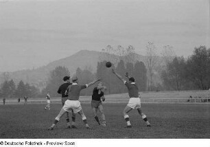 Handballspieler bei einem Spiel auf dem Feld der Sportschule