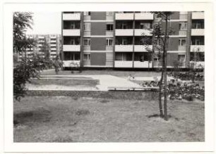 Grünflächen Wohngebiet Hansaviertel-Nord, Berlin-Tiergarten: Wohnhaus mit Sandkasten und Sitzbank