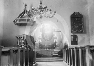 Kanzel, Altar und altes Altarbild in der Kirche Luggenhusen