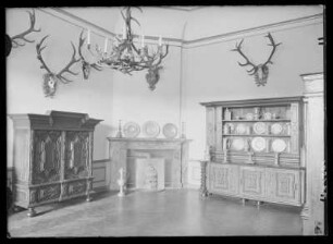Schloss Moritzburg, Inneres, Raum mit Danziger Schrank und Innungszinn aus der Demiani-Sammlung