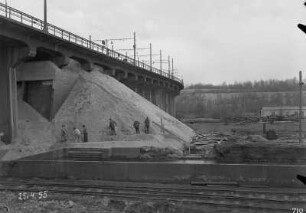 Industrie-Kraftwerk. Aufschüttung des neuen Bahndammes der Grubenbahn für die Kohlezufuhr hinter der aufgeständerten alten Trasse : Lauta (Niederlausitz). Industrie-Kraftwerk. Aufschüttung des neuen Bahndammes der Grubenbahn für die Kohlezufuhr hinter der aufgeständerten alten Trasse