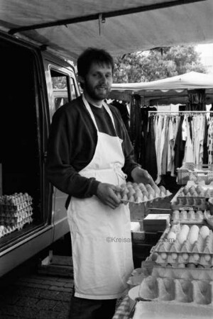 Rathausplatz: Wochenmarkt: Martin Holst aus Pölitz verkauft Eier