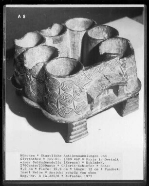 Pyxis in Gestalt eines Gebäudemodells (Kernos)