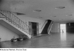 Foyer mit Treppenaufgang des Klubhauses