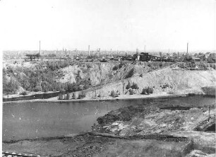 Olbersdorf. Braunkohlenwerk "Glückauf". Wassergefülltes Tagebaurestloch gegen Werkanlagen