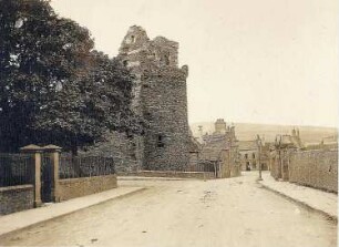 Kirkwall, Orkney-Inseln/ Schottland: Straßenszene mit Ruine des Bischofspalastes