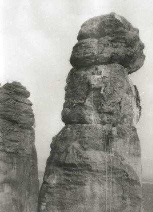 Sächsische Schweiz. Pfaffenstein, Barbarine. Seilschaft K. Gonda an der Talseite (VIIc)