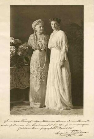 Familienbild, zwei Personen: Kaiserin Auguste Victoria, Königin von Preußen, neben ihr Tochter Prinzessin Viktoria Luise von Preußen in einem Zimmer stehend