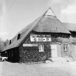 Hamburger Straße: Gasthaus "Zum alten Landhaus" mit Reetdach: links Pkw