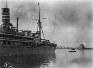 Ein Schiff : Ein Schiff im Hafen von Lobito