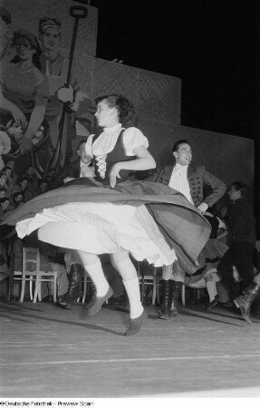 Personen bei einer Tanzvorführung auf der Leipziger Herbstmesse 1954