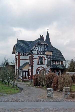 Lasbek-Barkhorst: Barkhorster Straße 4: Villa mit verwinkeltem Grundriss und Fachwerk: Straßenfront mit Erker, Türmchen und Auslucht: Seitenfassade mit Risalit und Eingangsvorbau: Giebelzier Pferdeköpfe: Vorgarten, Zufahrt: 26. Januar 1999
