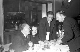 Madrid (Spanien): Hotel; Abschiedsfest; Gespräch am Tisch
