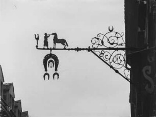 Dresden, Jakobsgasse 15. Ausleger einer Dresdner Gesellenherberge, der der Hufschmiede