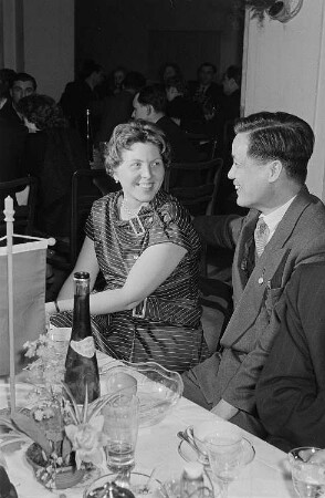 Dame am Tisch mit einem Herrn einer ausländischen Delegation