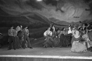 Szenenbilder aus "Der Mantel" von N. W. Gogol, Komische Oper. 1952