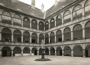 Náměšť nad Oslavou (Namiest an der Oslawa). Schloss (Umbau 1565-1578). Arkadenhof mit Neptunbrunnen