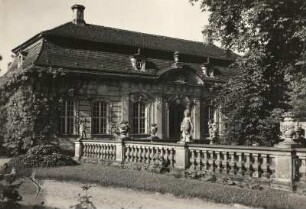 Radmeritz (heute: Radomierzyce), Schloss Joachimstein (Pałac Radomierzyce). Westpavillon mit Putten und Vasen auf Balustrade von Christian Kirchner und Werkstatt. Sandstein; H. 1,20 m, um 1725