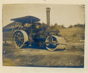 Foto einer Dampfwalze beim Straßenbau in Konjuchy