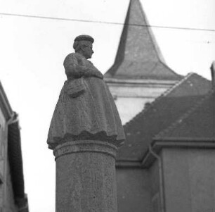 Denkmal "Marktfrau" hinter der Kleinen Kirche.