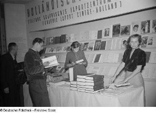 Fachbesucher an einem Messestand Holländischer Verleger