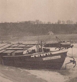 Meißen, Schleppkähne im Eis im Winterhafen. Im Vordergrund der Schleppkahn von A. Jähnigen, Niederlommatzsch