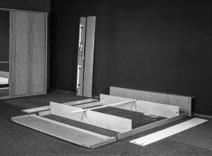 Anbauschrank eines Schlafzimmers und Doppelbett während des Aufbaus (1986; VEB Möbelkombinat Zeulenroda-Triebes (ZEUTRIE))