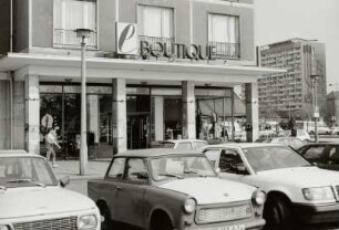Dresden-Altstadt, Ringstraße 7. Wohn- und Geschäftshaus (1958-1961; H. Schneider, H. Terpitz, H. Mersiowsky, M. Arlt) mit Bekleidungsladen (ehem. Exquisit "Boutique"). Teilansicht Südseite mit Hochhaus am Pirnaischen Platz