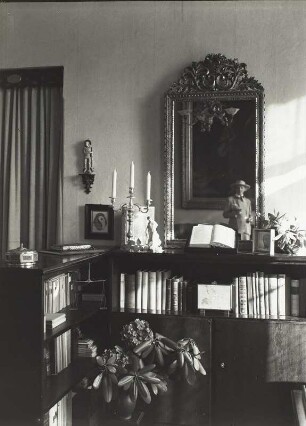 Wohn- und Arbeitszimmer der Fotografin Else Seifert mit Selbstbildnis im Wandspiegel : Dresden-Loschwitz, Schillerstraße 17. Wohn- und Arbeitszimmer der Fotografin mit Selbstbildnis im Wandspiegel