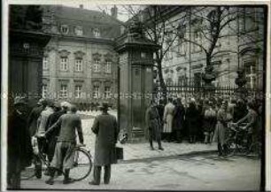 Berliner warten vor dem Reichspräsidentenpalais auf den wieder gewählten Paul von Hindenburg