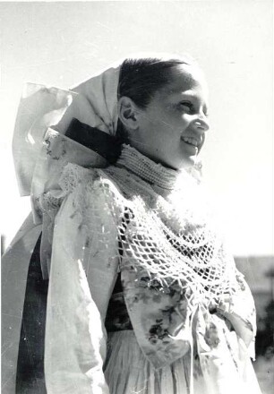 Brautjungfer aus Crostwitz : Kleidung - katholische Tracht. Ort: Chrósćicy / Crostwitz. Brautjungfer (družka). Fronleichnam 1936.