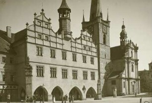 Leitmeritz (heute Litoměřice / Tschechien). Altes Rathaus (1557/1539 umgebaut). Straßenansicht mit Stadtkirche
